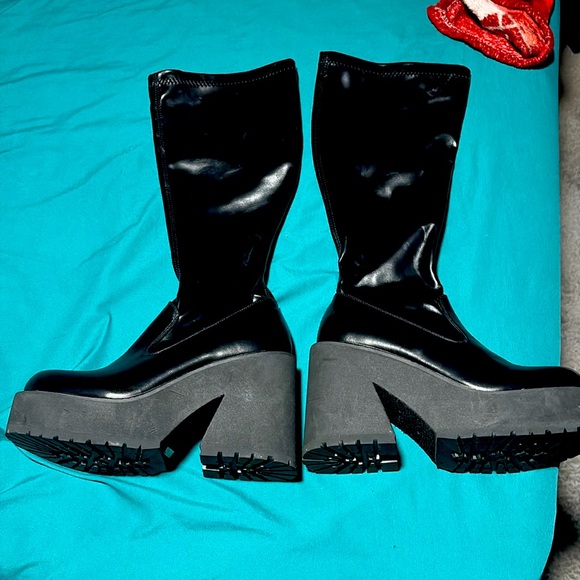 Very sleek black boots, like new - Picture 1 of 3